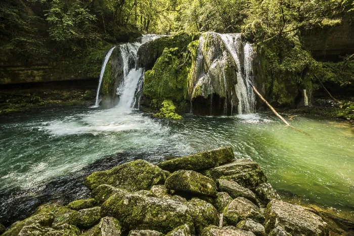 Gerahmter Druck : Wasserfall und moosbewachsene Felsen, Quelle der Loue. Gerahmter Druck : Wasserfall und moosbewachsene Felsen, Quelle der Loue.