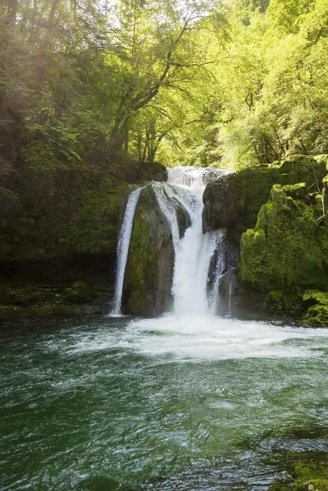 Gerahmter Druck : Wasserfall und moosbewachsene Felsen, Quelle der Loue. Gerahmter Druck : Wasserfall und moosbewachsene Felsen, Quelle der Loue.