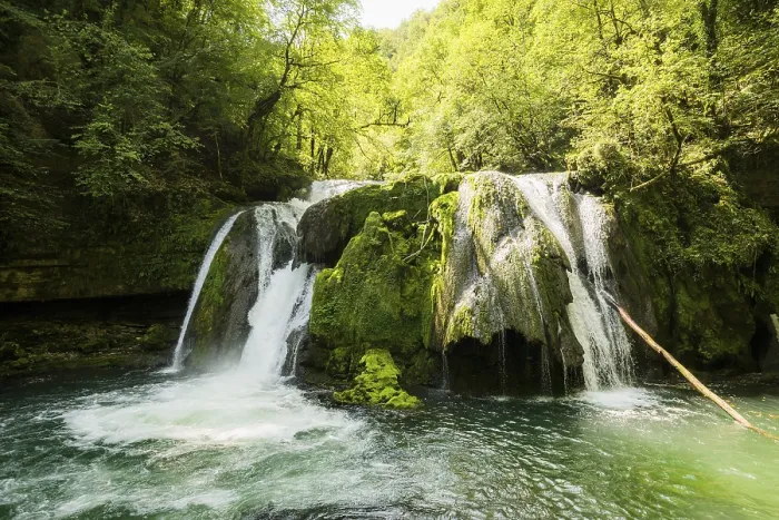 Gerahmter Druck : Wasserfall und moosbewachsene Felsen, Quelle der Loue. Gerahmter Druck : Wasserfall und moosbewachsene Felsen, Quelle der Loue.