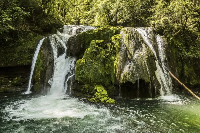 Gerahmter Druck : Wasserfall und moosbedeckte Felsen, Quelle der Loue. Gerahmter Druck : Wasserfall und moosbedeckte Felsen, Quelle der Loue.