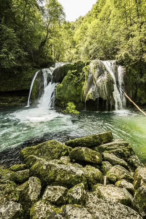 Gerahmter Druck : Wasserfall und moosbewachsene Felsen, Quelle der Loue. Gerahmter Druck : Wasserfall und moosbewachsene Felsen, Quelle der Loue.