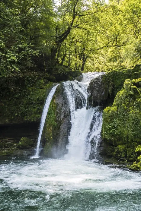 Gerahmter Druck : Wasserfall und moosbewachsene Felsen, Quelle der Loue. Gerahmter Druck : Wasserfall und moosbewachsene Felsen, Quelle der Loue.