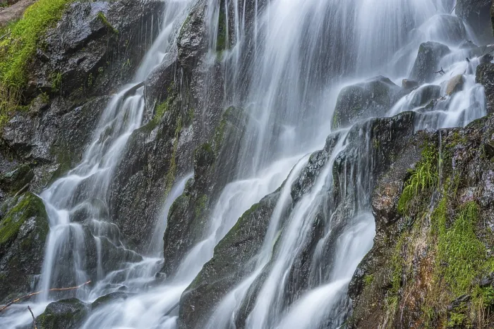Gerahmter Druck : Wasserfall an einem Bergbach im Frühjahr. Gerahmter Druck : Wasserfall an einem Bergbach im Frühjahr.