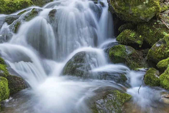 Gerahmter Druck : Wasserfall an einem Bergbach im Frühjahr. Gerahmter Druck : Wasserfall an einem Bergbach im Frühjahr.