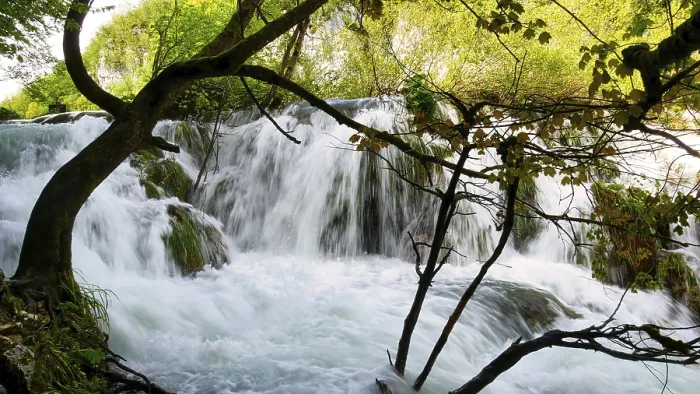 Gerahmter Druck : Wasserfall in den Plitvicer Seen. Gerahmter Druck : Wasserfall in den Plitvicer Seen.