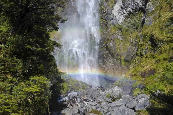 Gerahmter Druck : Wasserfall mit Regenbogen, Devil's Punchbowl Falls Gerahmter Druck : Wasserfall mit Regenbogen, Devil's Punchbowl Falls