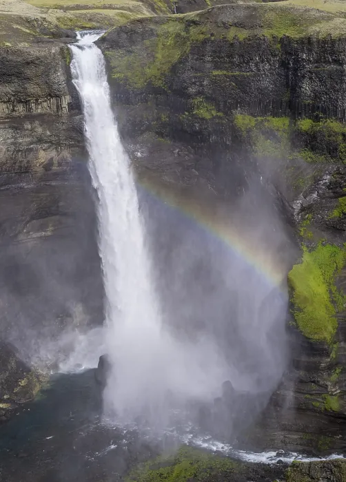Gerahmter Druck : Wasserfall mit Regenbogen am Haifoss. Gerahmter Druck : Wasserfall mit Regenbogen am Haifoss.