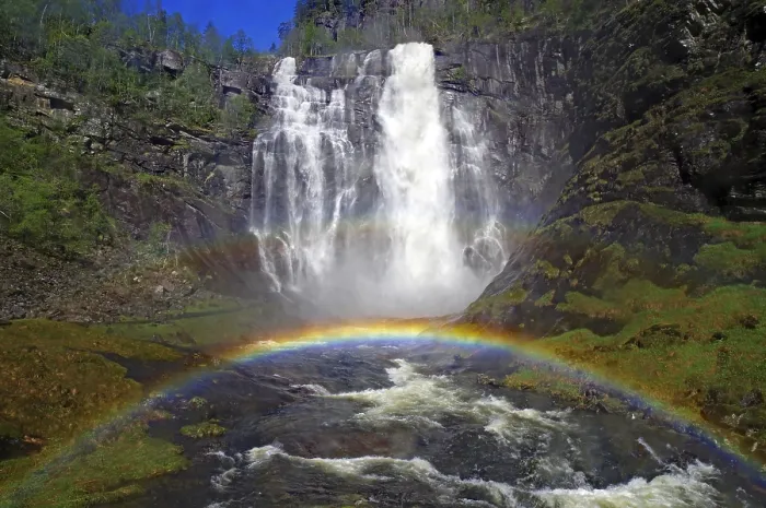 Gerahmter Druck : Wasserfall mit Regenbogen, Frühling. Gerahmter Druck : Wasserfall mit Regenbogen, Frühling.