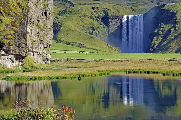 Gerahmter Druck : Wasserfall, der in einem Gewässer widergespiegelt wird. Gerahmter Druck : Wasserfall, der in einem Gewässer widergespiegelt wird.