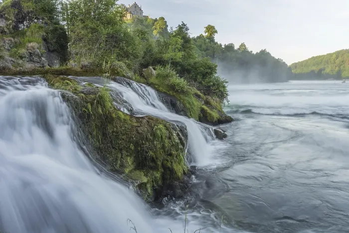 Gerahmter Druck : Wasserfall der Rheinfall im Frühling. Gerahmter Druck : Wasserfall der Rheinfall im Frühling.