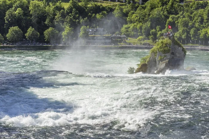 Gerahmter Druck : Wasserfall der Rheinfall im Frühling. Gerahmter Druck : Wasserfall der Rheinfall im Frühling.