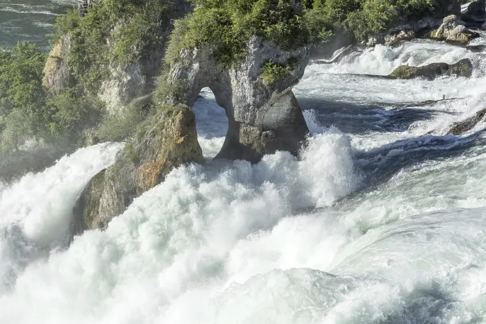 Gerahmter Druck : Wasserfall der Rheinfall im Frühling. Gerahmter Druck : Wasserfall der Rheinfall im Frühling.