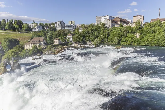 Gerahmter Druck : Wasserfall der Rheinfall im Frühling Gerahmter Druck : Wasserfall der Rheinfall im Frühling