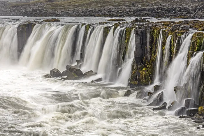 Gerahmter Druck : Wasserfall an einem Fluss, Kaskaden Gerahmter Druck : Wasserfall an einem Fluss, Kaskaden