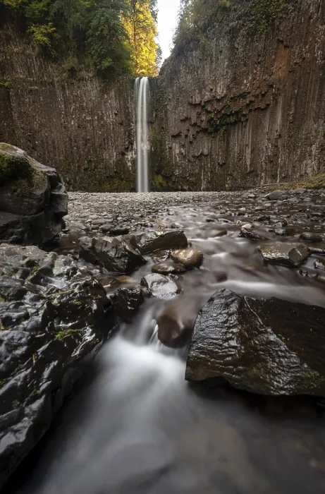 Gerahmter Druck : Wasserfall und Fluss mit Steinen. Gerahmter Druck : Wasserfall und Fluss mit Steinen.