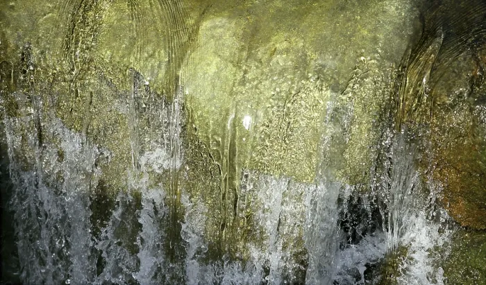 Gerahmter Druck : Wasserfall-Fluss-Textur, grüne Hintergrund. Gerahmter Druck : Wasserfall-Fluss-Textur, grüne Hintergrund.