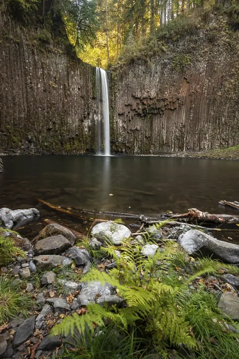 Gerahmter Druck : Wasserfall, Felswand mit Basaltsäulen