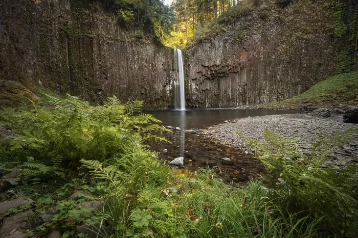Gerahmter Druck : Wasserfall, Felswand mit Basalt-Säulen. Gerahmter Druck : Wasserfall, Felswand mit Basalt-Säulen.