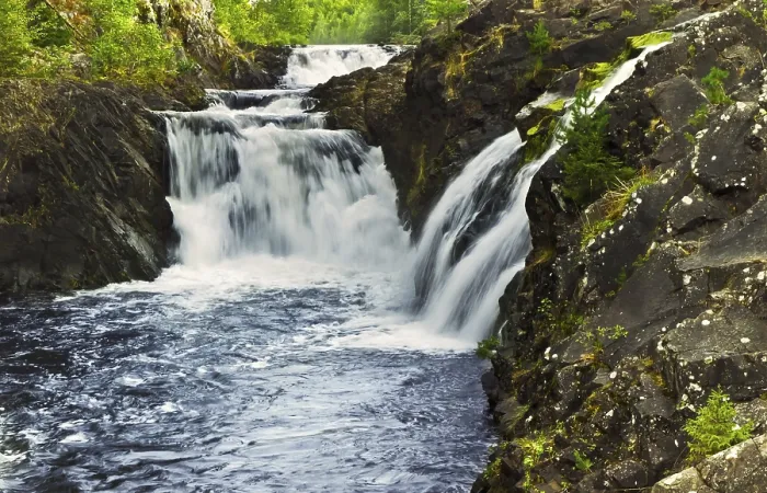 Gerahmter Druck : Wasserfall zwischen Felsen in Waldlandschaft. Gerahmter Druck : Wasserfall zwischen Felsen in Waldlandschaft.
