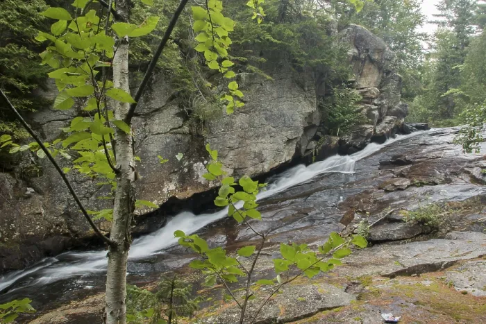 Gerahmter Druck : Wasserfall unter einem Felsen. Gerahmter Druck : Wasserfall unter einem Felsen.