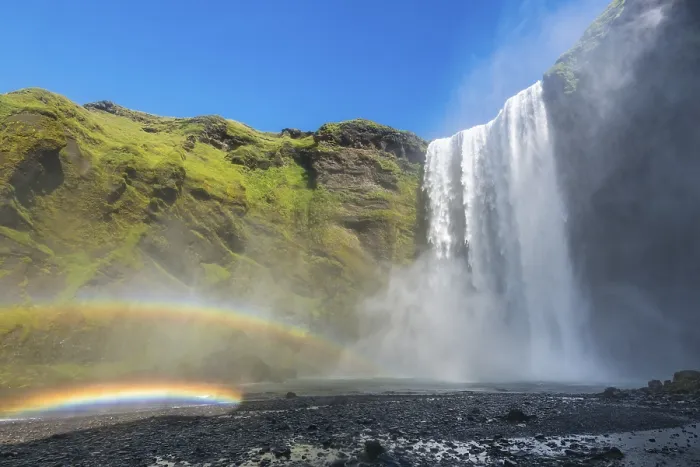 Gerahmter Druck : Wasserfall Skogafoss mit doppeltem Regenbogen. Gerahmter Druck : Wasserfall Skogafoss mit doppeltem Regenbogen.