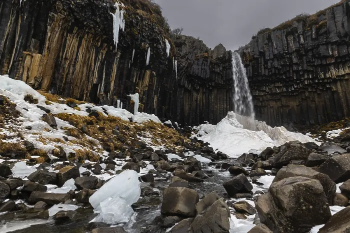 Gerahmter Druck : Wasserfall, Bach, Basalt-Säulen Gerahmter Druck : Wasserfall, Bach, Basalt-Säulen