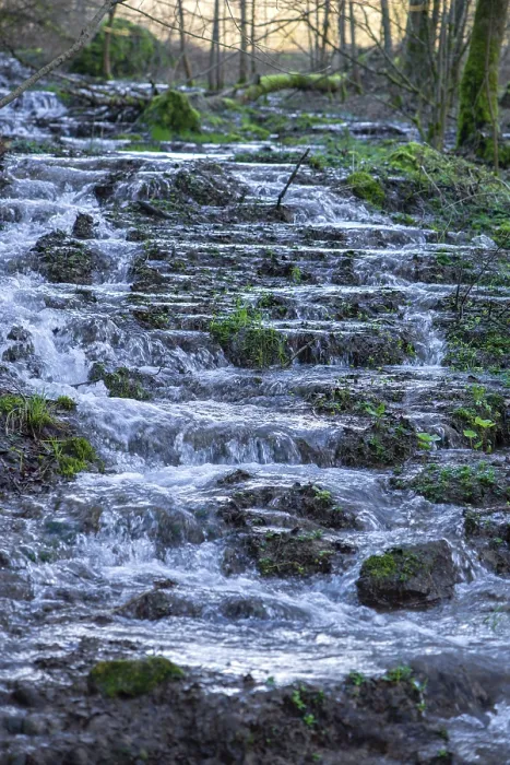 Gerahmter Druck : Wasserfall eines Baches im Frühling. Gerahmter Druck : Wasserfall eines Baches im Frühling.