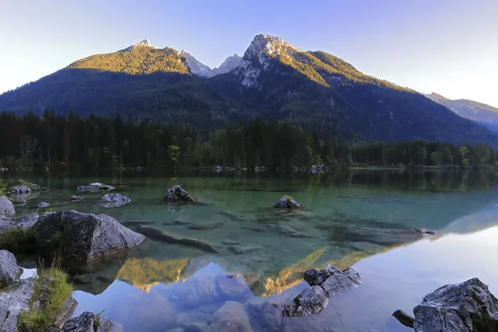 Gerahmter Druck : Watzmann spiegelt sich im Hintersee. Gerahmter Druck : Watzmann spiegelt sich im Hintersee.