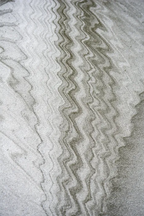 Gerahmter Druck : Wellenmuster im Sand, sandiger Strand. Gerahmter Druck : Wellenmuster im Sand, sandiger Strand.