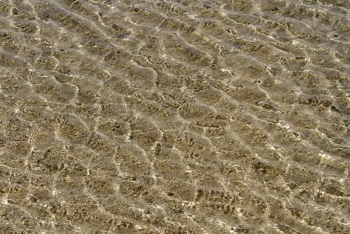 Gerahmter Druck : Wellenmuster in flachem Wasser, Strand. Gerahmter Druck : Wellenmuster in flachem Wasser, Strand.