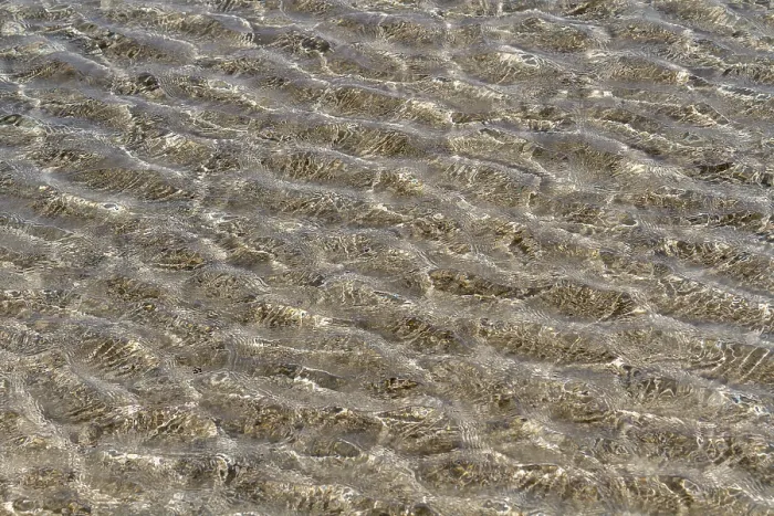 Gerahmter Druck : Wellenmuster in flachem Wasser, Strand. Gerahmter Druck : Wellenmuster in flachem Wasser, Strand.