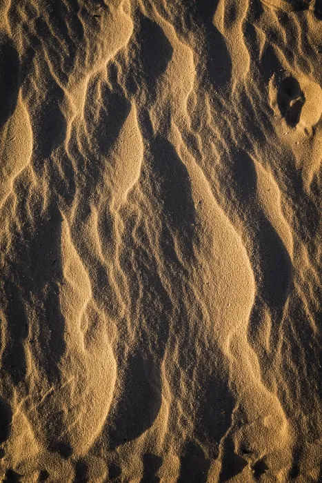 Gerahmter Druck : Wellenstrukturen auf der hellen Sandstrand. Gerahmter Druck : Wellenstrukturen auf der hellen Sandstrand.