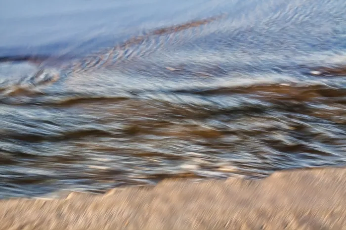 Gerahmter Druck : Wellen am Strand, Wasser im Abendlicht.