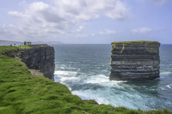 Gerahmter Druck : Wellen branden gegen den Dun Briste Sea Stack am Downpatrick Head.