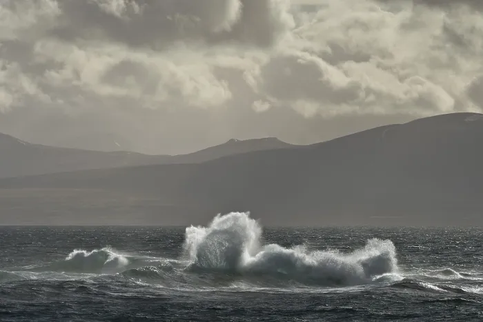 Gerahmter Druck : Wellen brechen auf einem Riff, Isfjorden. Gerahmter Druck : Wellen brechen auf einem Riff, Isfjorden.