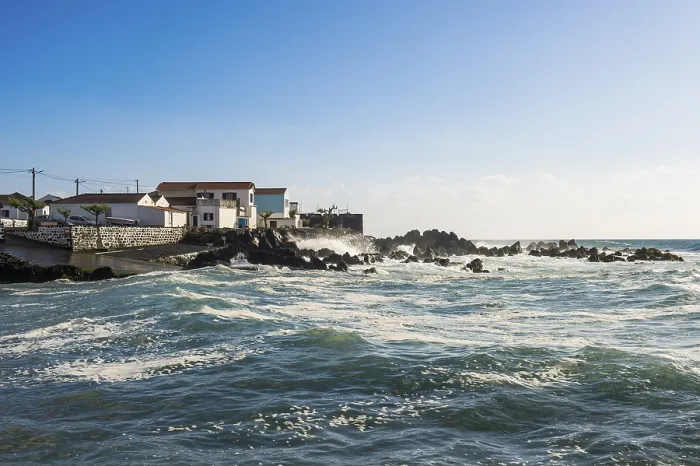 Gerahmter Druck : Wellen brechen gegen die Küste, Madalena, Insel Pico, Azoren, Portugal Gerahmter Druck : Wellen brechen gegen die Küste, Madalena, Insel Pico, Azoren, Portugal
