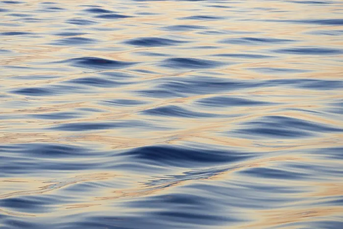 Gerahmter Druck : Wellen im Abendlicht, Meer. Gerahmter Druck : Wellen im Abendlicht, Meer.