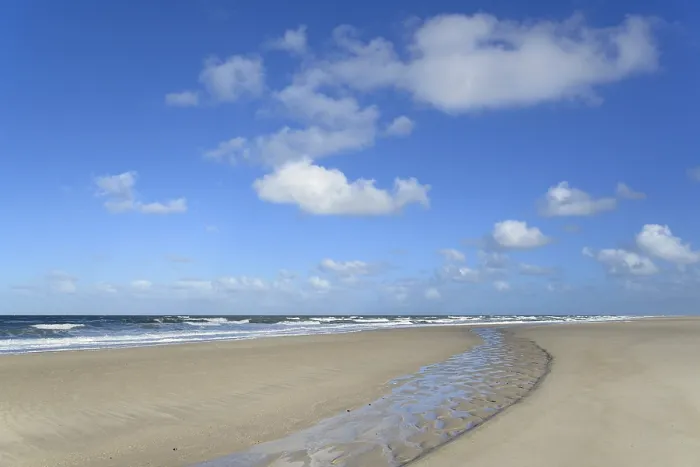 Gerahmter Druck : Wellen laufen aus am sandigen Strand. Gerahmter Druck : Wellen laufen aus am sandigen Strand.
