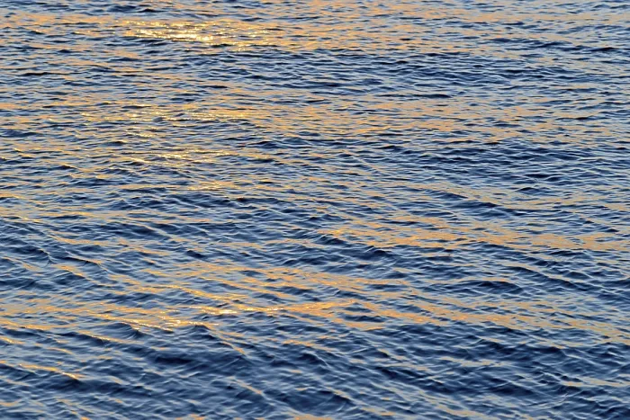 Gerahmter Druck : Wellen, Meeresoberfläche bei Abendsonne. Gerahmter Druck : Wellen, Meeresoberfläche bei Abendsonne.
