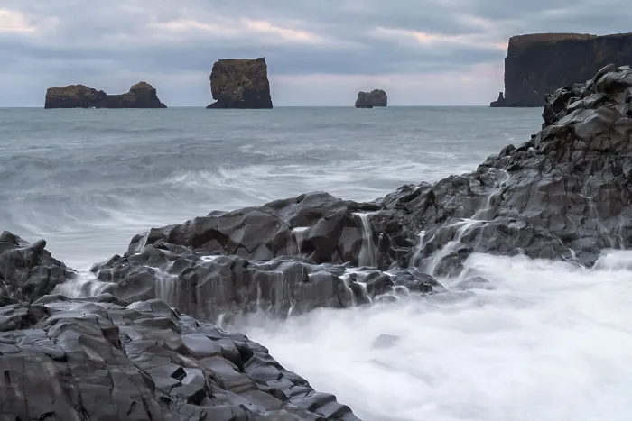 Gerahmter Druck : Wellen, Surf, spülten über säulchen Basalt. Gerahmter Druck : Wellen, Surf, spülten über säulchen Basalt.
