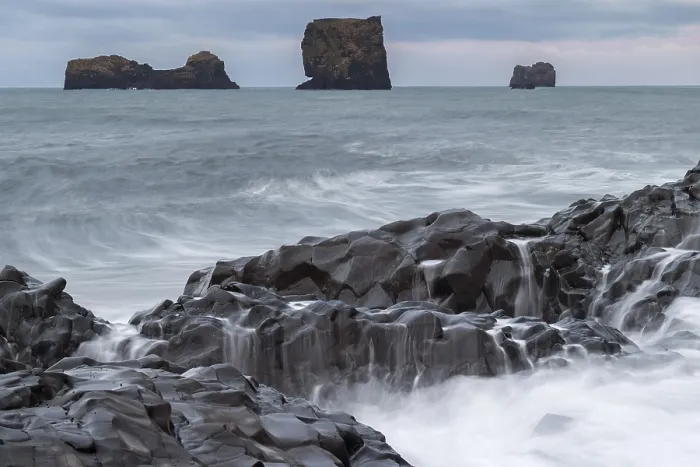 Gerahmter Druck : Wellen, Surf, spülten über säulchen Basalt. Gerahmter Druck : Wellen, Surf, spülten über säulchen Basalt.
