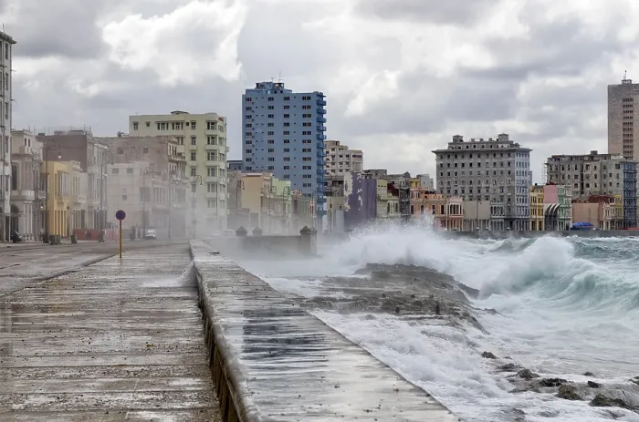 Gerahmter Druck : Wellen spülen über den Malecón. Gerahmter Druck : Wellen spülen über den Malecón.