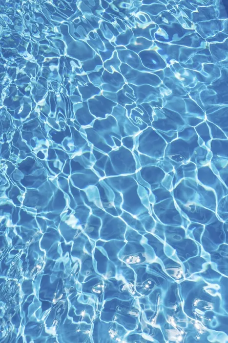 Gerahmter Druck : Wellenförmige blaue Wasserfläche mit Reflexionen. Gerahmter Druck : Wellenförmige blaue Wasserfläche mit Reflexionen.