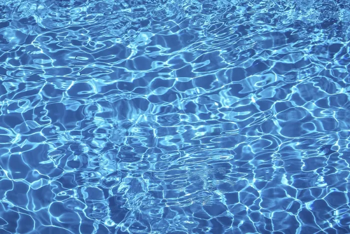 Gerahmter Druck : Wellenförmige blaue Wasserfläche mit Reflexionen. Gerahmter Druck : Wellenförmige blaue Wasserfläche mit Reflexionen.