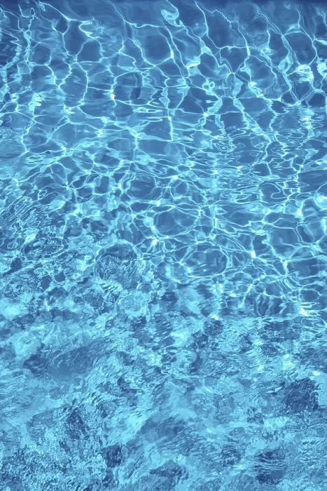 Gerahmter Druck : Wellenförmige blaue Wasserfläche mit Reflexionen. Gerahmter Druck : Wellenförmige blaue Wasserfläche mit Reflexionen.