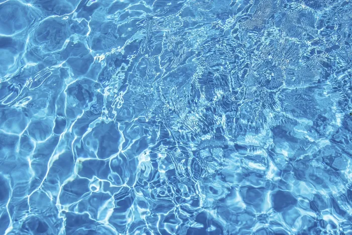 Gerahmter Druck : Wellenförmige blaue Wasserfläche mit Reflexionen. Gerahmter Druck : Wellenförmige blaue Wasserfläche mit Reflexionen.