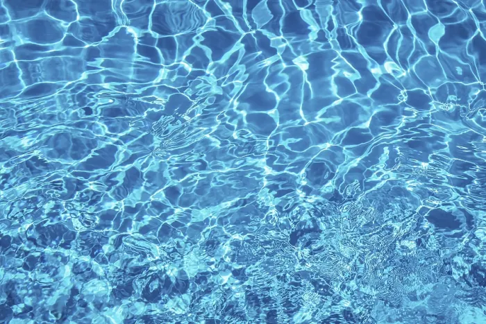 Gerahmter Druck : Wellenförmige blaue Wasserfläche mit Reflexionen. Gerahmter Druck : Wellenförmige blaue Wasserfläche mit Reflexionen.