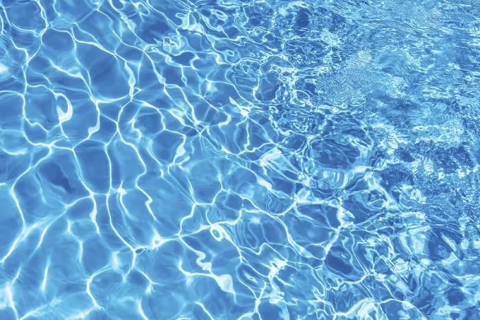 Gerahmter Druck : Wellenförmige blaue Wasserfläche mit Reflexionen. Gerahmter Druck : Wellenförmige blaue Wasserfläche mit Reflexionen.