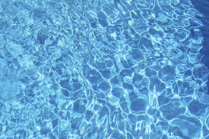 Gerahmter Druck : Wellenförmige blaue Wasserfläche mit Reflexionen. Gerahmter Druck : Wellenförmige blaue Wasserfläche mit Reflexionen.