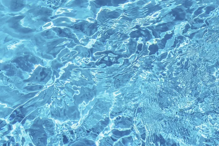 Gerahmter Druck : Wellenförmige blaue Wasserfläche mit Reflexionen. Gerahmter Druck : Wellenförmige blaue Wasserfläche mit Reflexionen.